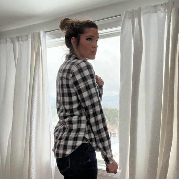 American Eagle Outfitters Tops - American eagle white and black flannel